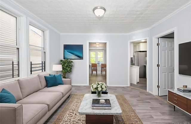 611 Saint Lawrence Avenue unit: 2 photos photos