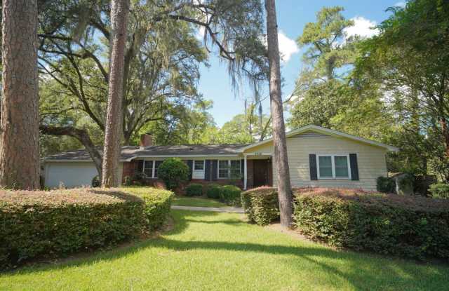 Gorgeous 4/3 Home with fenced yard and garage Gallery 1