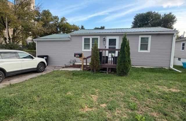 Charming 2BR House in Omaha Gallery 3