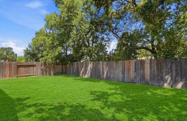 This bright and charming 3 Bedroom 2 bathroom Duplex in Sacramento with Move in special Gallery 4