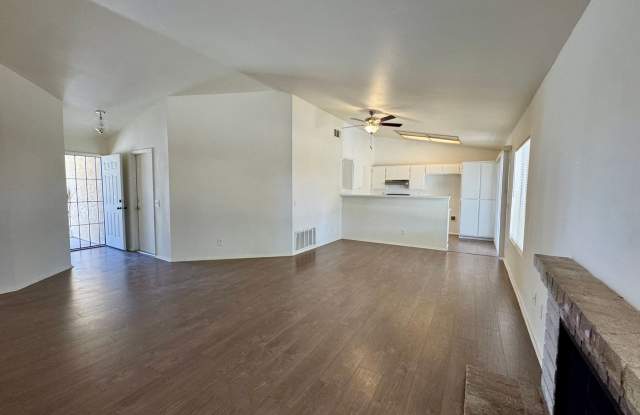 Adelanto Home- 3 Bedrooms, 2 Bathrooms, Laminate Floors, Large Back Yard Gallery 4