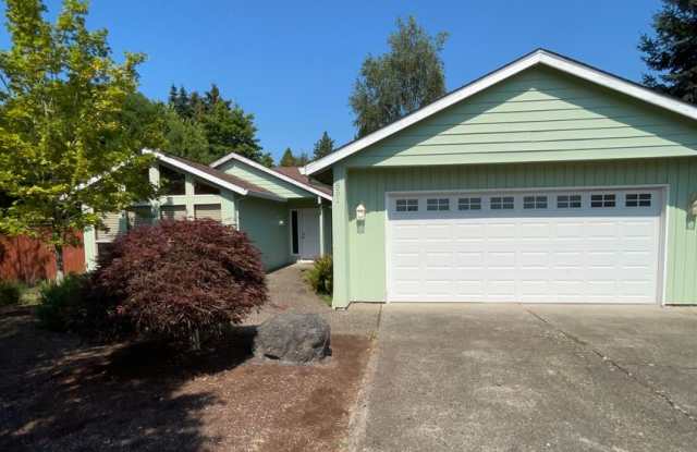 Cute Home with large yard in Hillsboro - 851 Northeast Hood Street, Hillsboro, OR 97124
