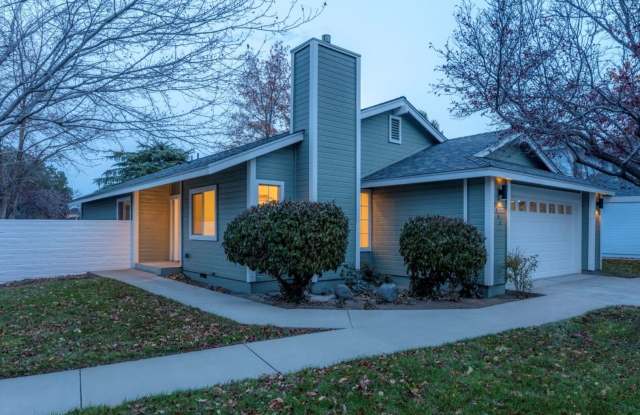 BEAUTIFULLY UPDATED CRYSTAL LAKES HOME WITH PRIVATE BACKYARD, RESORT-STYLE AMENITIES & PRIME SOUTH RENO LOCATION photos photos