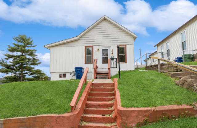 223 16th Place - 223 16th Place, Clinton, IA 52732 223 16th Place - 223 16th Place, Clinton, IA 52732