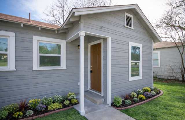 936 Poinsettia Gallery 4
