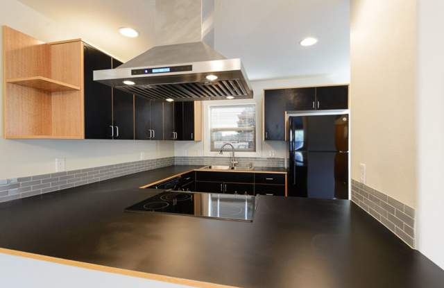Updated 2 Bed/2.5 Bath Townhome Style Apartment Near St. Charles Gallery 4