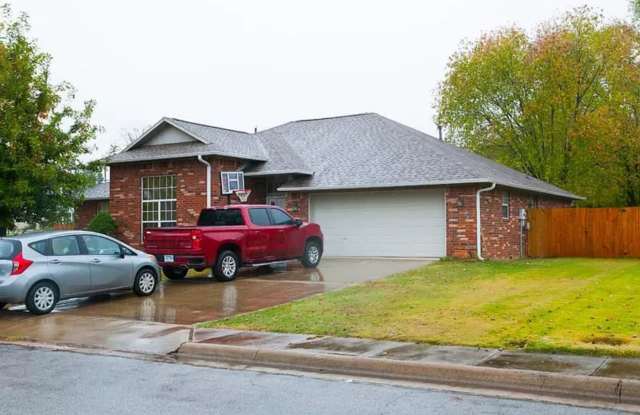 Available July 1st! 3-Bedroom, 2-Bathroom Home in East Rogers photos photos