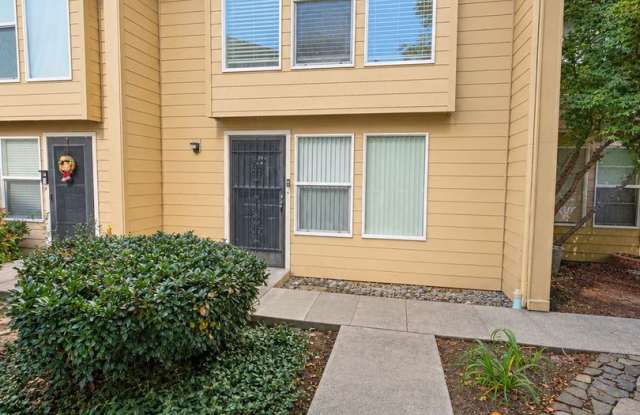 Remodeled 3BR/1.5BA Medford Townhome with In-Unit Laundry & Fully Fenced Patio! Gallery 1