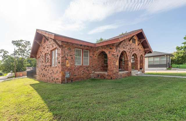 Midtown 3/2 with 2 Car Garage! - 1548 South Atlanta Place, Tulsa, OK 74104