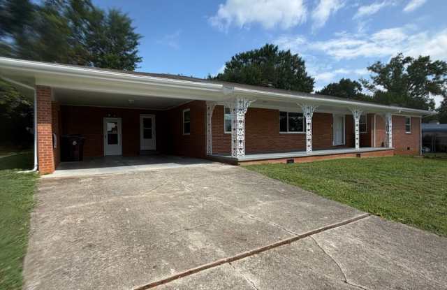 Alcoa 37701 - 3 bedroom, 2 bath ranch home with a carport - Contact Debra Johnson (865) 591-8281 photos photos