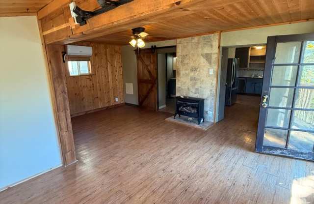 Pet Friendly 3 Bdrm 1 Bath 1.8 Miles to OIT and Sky Lakes photos photos