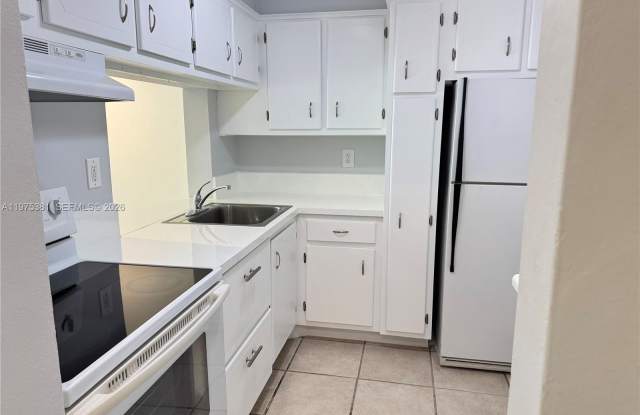 9641 SW 77 Ave photos photos