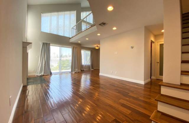 4536 Colbath Ave. #206 - 4536 Colbath Avenue, Los Angeles, CA 91423