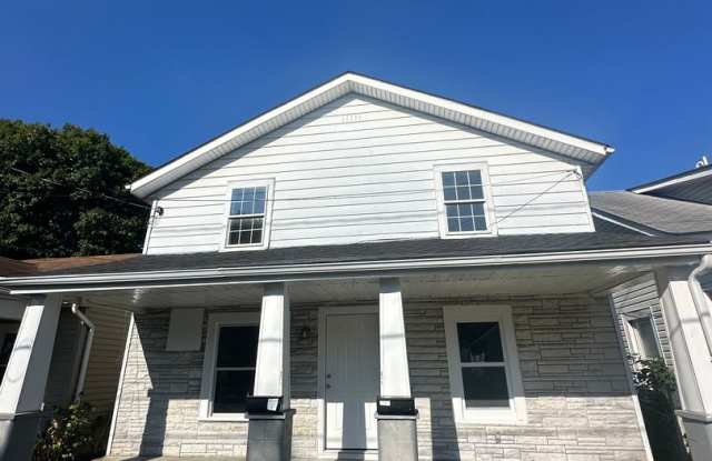 CHARMING, 1 BEDROOM LOWER LEVEL DUPLEX AVAILABLE NOW! photos photos