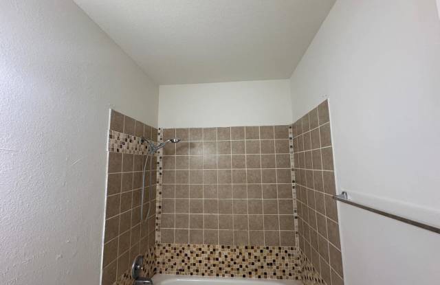 Convenient Auburn 2-Bed | New Carpet | 825 SF Gallery 2