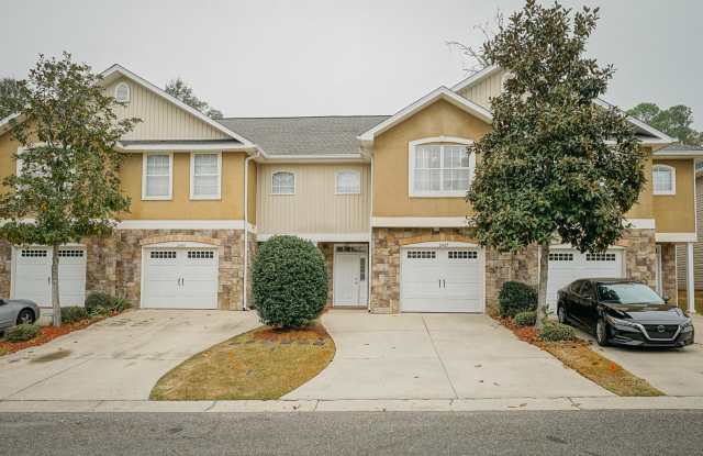 Super cute 3 bed 2.5 bath in a gated neighborhood Gallery 1