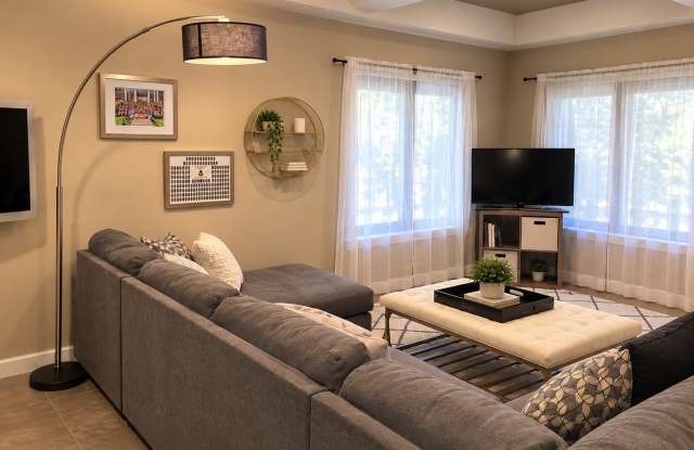Spacious 5 Bedroom Condo Gallery 1