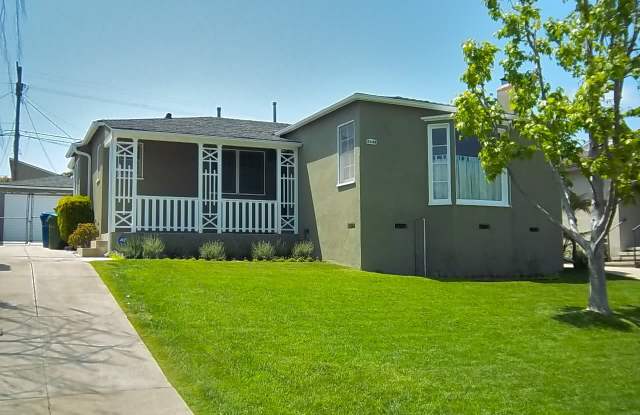 LOVELY 4BD 1,5BA HOME W/Large Backyard photos photos