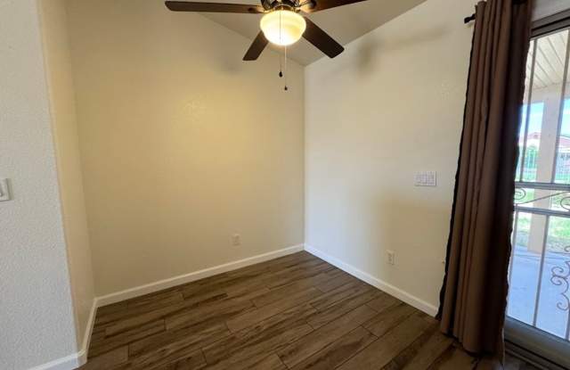 3 BEDROOM HOME NO NEIGHBORS BEHIND! Gallery 4