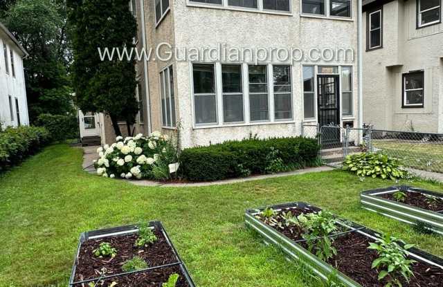 Northeast Spacious Upper Level Duplex, Hardwood Floors, Screened in Porch, 1 Parking Space photos photos