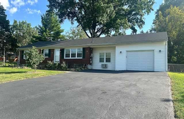 Charming 3 Bedroom Home in Fern Creek – Great Layout  Location photos photos