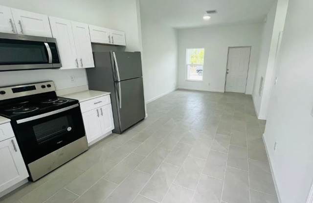 2-bed/ 1-bath single home in the quiet and peaceful Alva! Gallery 4