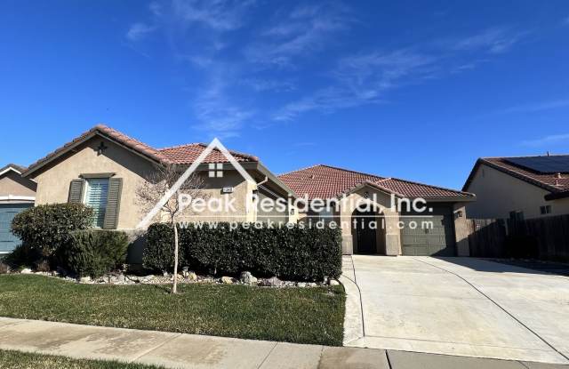 Spacious 3bd/2ba Plumas Lake Home with 3 Gar Garage photos photos