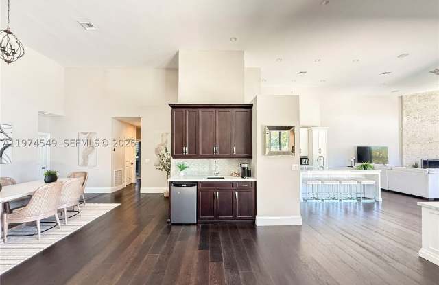 400 Alexandra Cir Gallery 3