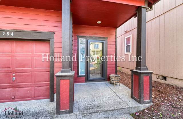 Beautiful 3-Bedroom Hillsboro Home with Fenced Yard & Fireplace Gallery 4