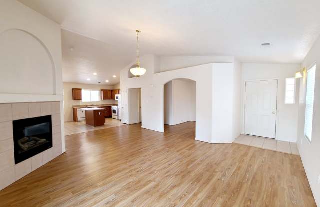 3 bed 2 bath home in Huning Ranch photos photos