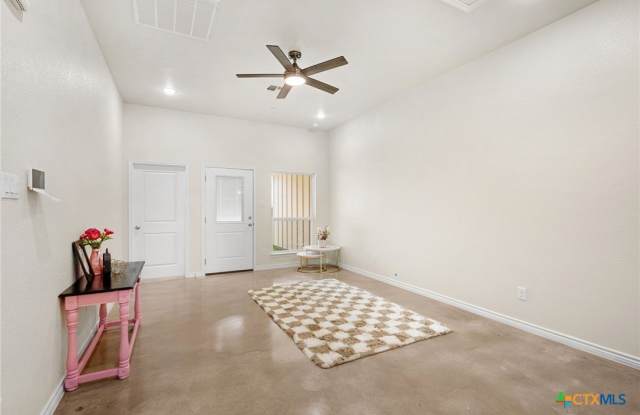 410 W Avenue C Gallery 4