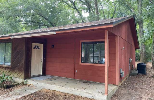 Recently Remodeled 2 Bedroom 1 Bathroom Duplex! photos photos