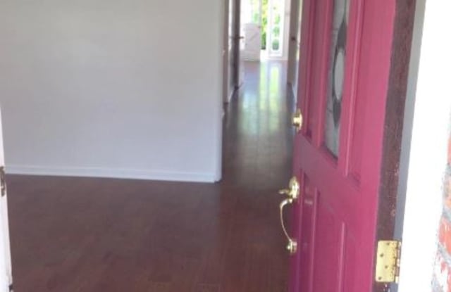 5122 Newcastle Avenue Gallery 3