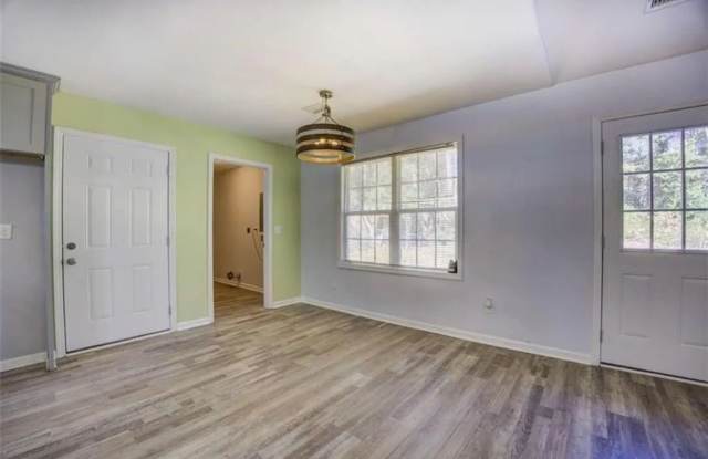 Room in 3 Bedroom Home at Navajo Trl Gallery 4