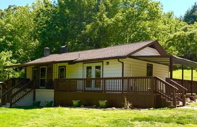 Adorable 2 bedroom farmhouse 10 minutes to Downtown Asheville photos photos