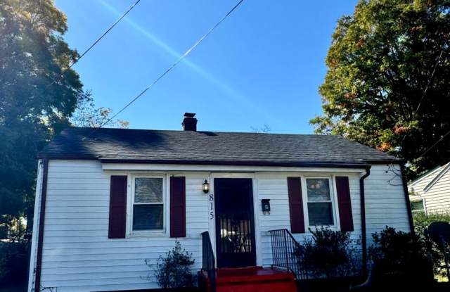 3 bed 1 bath house With Central Hvac Fenced yard and laundry - 815 Cheatwood Avenue, Richmond, VA 23222