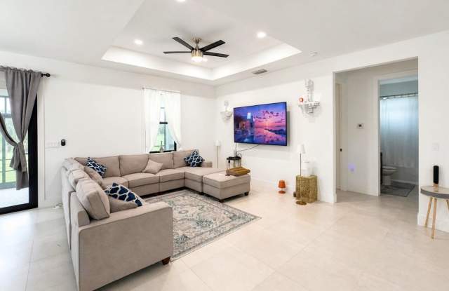 Modern 3-Bedroom Rental on 1.59 Acres in Golden Gate Estates Gallery 3