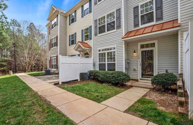 AVAILABLE FOR MOVE-IN November 15th- Beautiful upgraded/updated townhome in great pool community Gallery 4