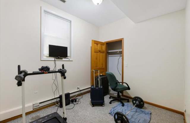2338 N Greenview Gallery 3