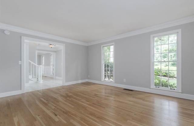 305 S TALBOT Court Gallery 4