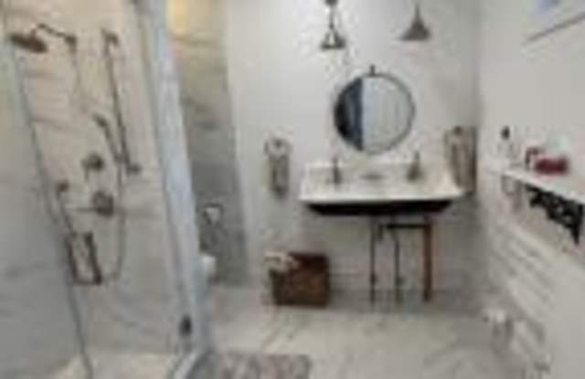 1808 B Street Gallery 4