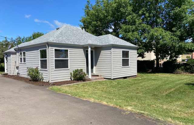 Beautifully Remodeled Springfield Cottage Gallery 3
