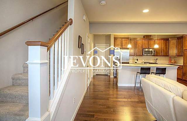 3 Bed/2.5 Bath Townhouse - W/D included with garage parking Gallery 3