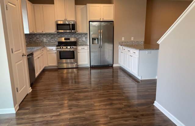 Charming 3BR Townhome in Maple Grove Gallery 3