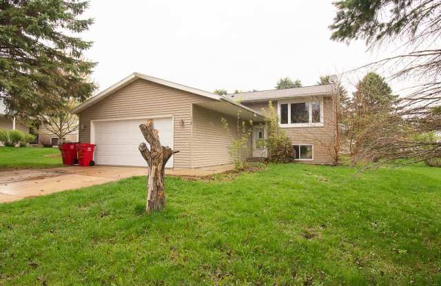 Move-In Ready 4 bed 2 bath off of West Circle Drive Available NOW! photos photos