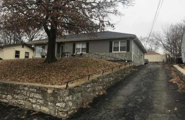 308 North Shore Drive - 308 Northwest North Shore Drive, Lake Waukomis, MO 64151