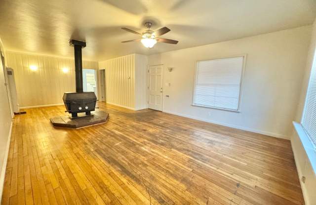 **Reserve for SUMMER 2027** Large house close to CSUC Gallery 4