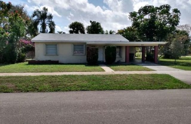 550 Evergreen Drive - 550 Evergreen Drive, Lake Park, FL 33403