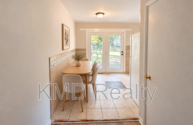 5006 Malibu Drive Gallery 3