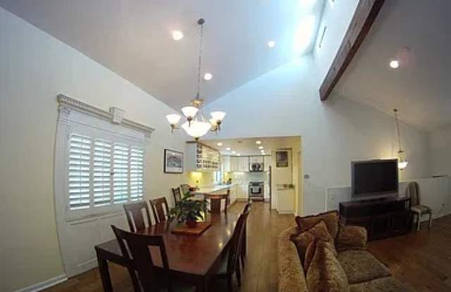 2718 Vanderbilt Lane Gallery 3